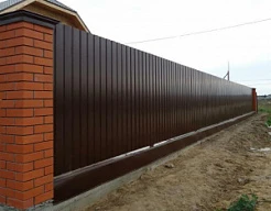 Забор из профнастила на дачный участок на кирпичных столбах