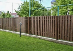 Забор из евроштакетника шахматка под дерево коричневый