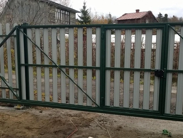 Ворота с металлическим штакетником белого цвета